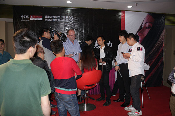 来宾依然上台围观