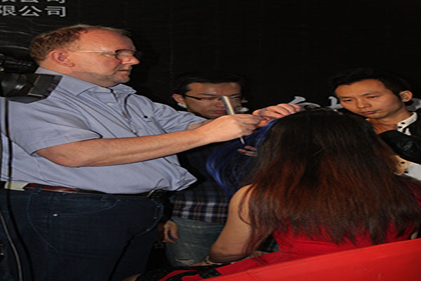 挑染色操作进行中