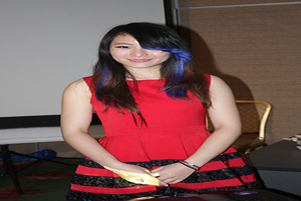 文静女孩变成狂野性感女郎